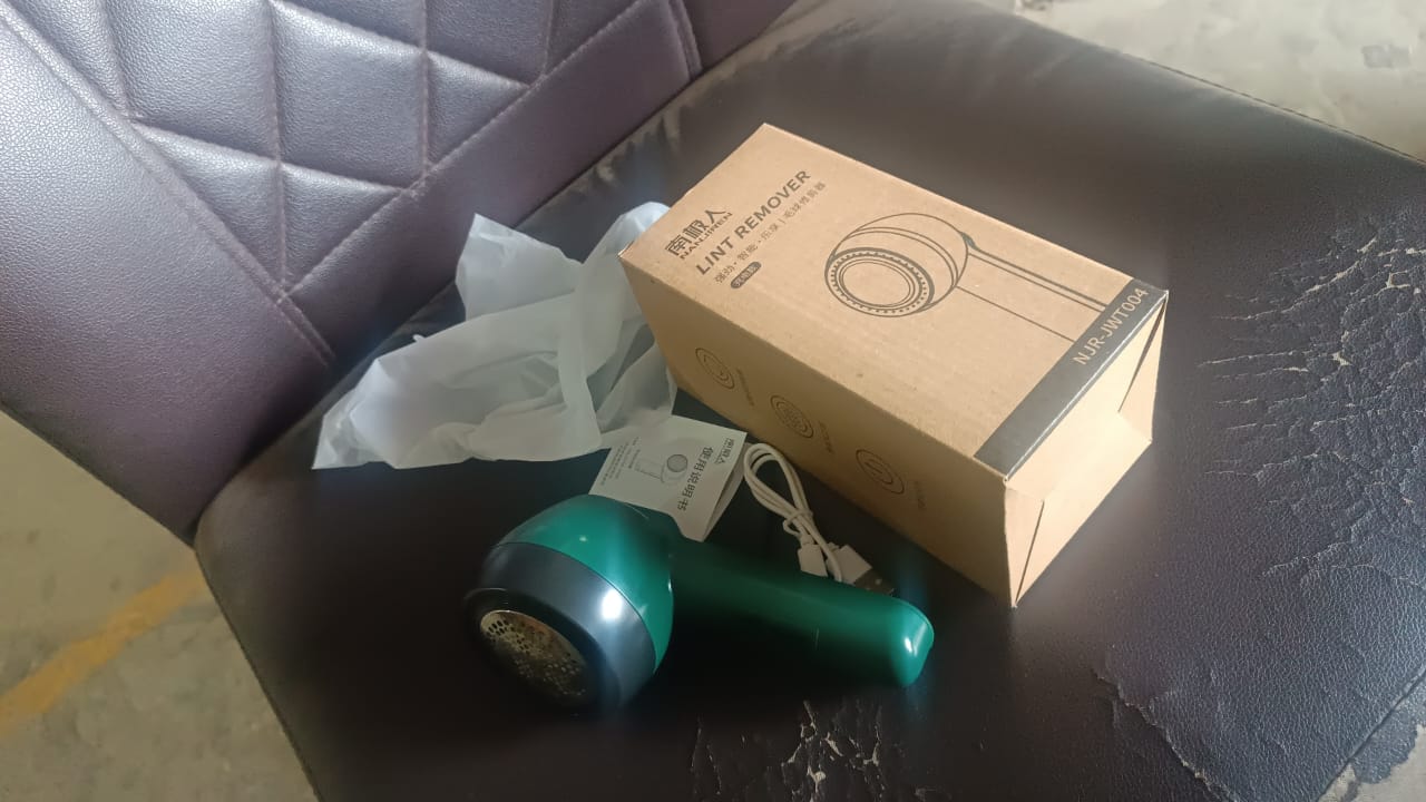 Portable Lint Remover with USB Cable (1 Pc)