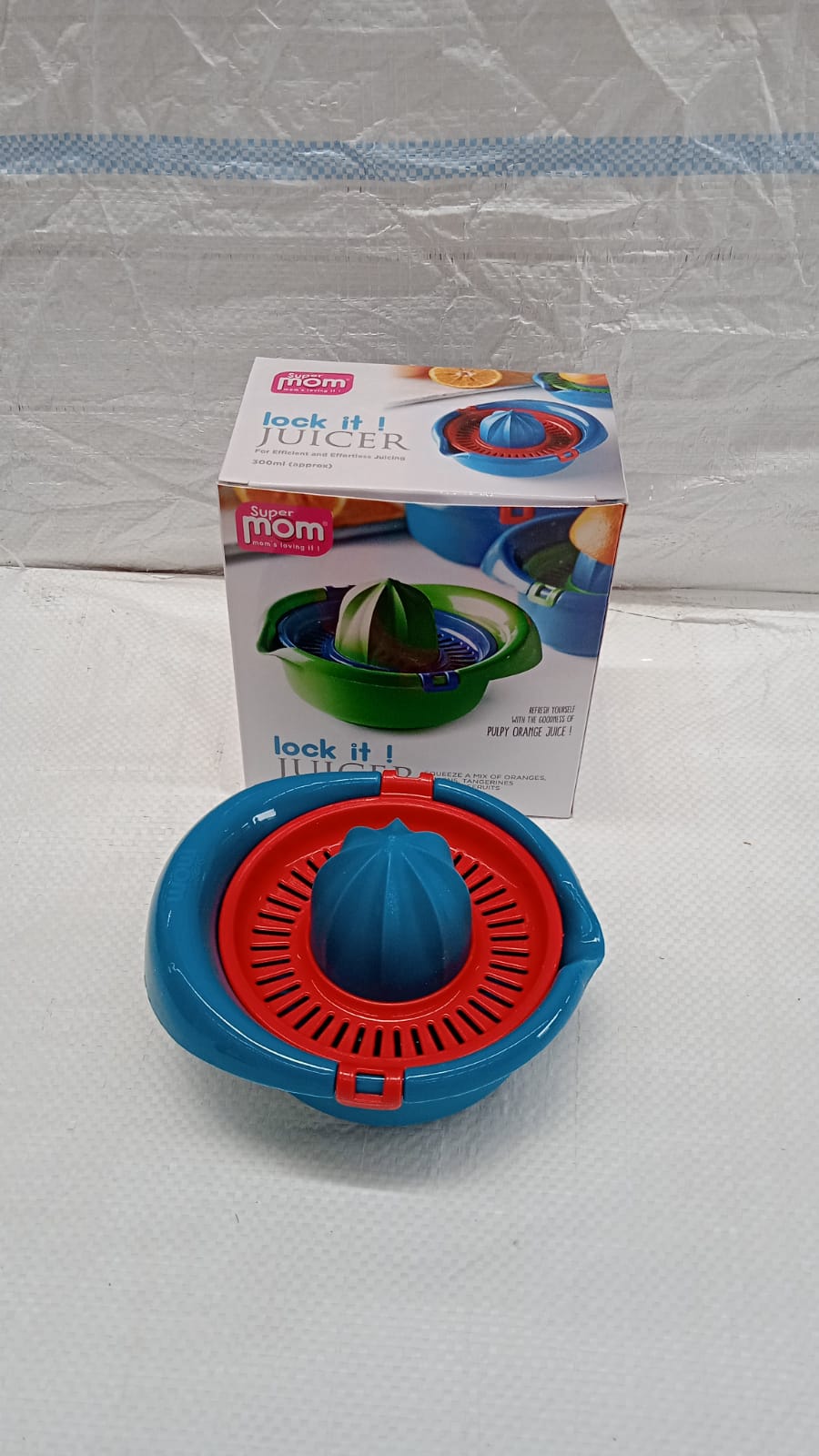 Supermom Plastic Premium Manual Hand Press Citrus Juicer (1 Pc)